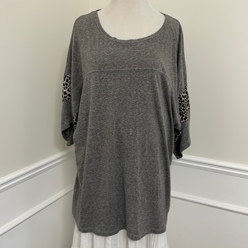 Gray T-shirt with leopard print on sleeves women’s 2 XL